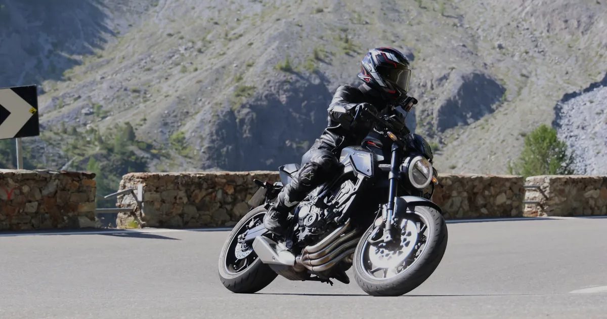 Motorradfahrer in einer Passkehre